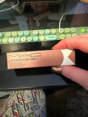 Mac locked kiss lip gloss